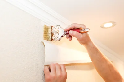 Pose de papier peint aux Pins — revêtements muraux et toiles de verre
